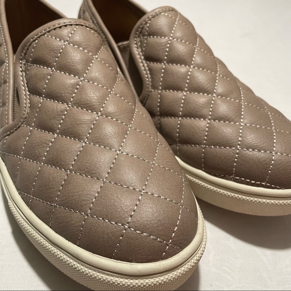 Steve Madden Ecentrcq Neutral Quilted Casual Shoe - Picture 5 of 9